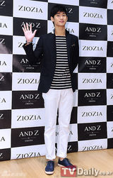 组图：金秀贤办粉丝会帅气亲和展阳光笑容