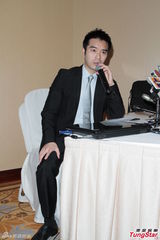 组图：何傲儿绯闻男友澄清嫩模掀裙事件