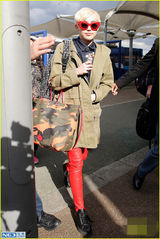 组图：麦莉身体康复恢复巡演 红框眼镜出街扮酷