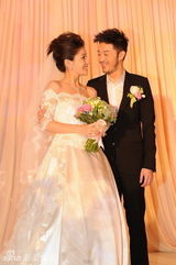 组图：沙溢胡可新婚拍全家福 新人甜蜜拥抱