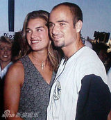 高清图：波姬-小丝新片扮刻板管家 表情狰狞显老态