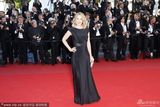组图：法国女演员露德温-塞尼耶黑裙优雅亮相
