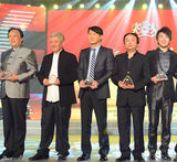 组图：黎明领杰出成就奖 前美国总统儿子赠油画