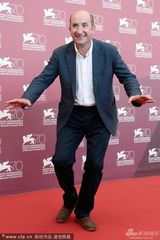 组图：竞赛片《无畏者》发布 男星做鬼脸搞怪