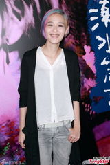 组图：歌手张悬香港开音乐会 炫彩短发超High