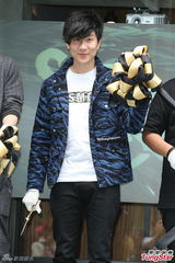 组图：怀秋捧场林俊杰新店开业 暧昧献吻惹哄笑