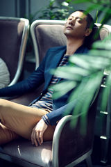 组图：任重最新杂志大片 迷人笑容尽显绅士风范