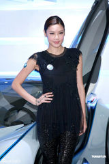 高清组图：乐基儿喜欢驾车之乐 不与黎明一起做运动 