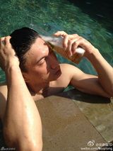 组图：吴奇隆晒海岛写真 裸上身性感诱惑