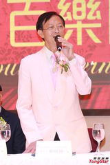 组图：黄夏蕙谷事业线现身 不让年轻佳丽专美