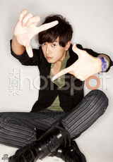 幻灯图集：郑元畅帅气登封面 腕表不只戴一只