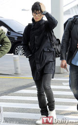 组图：金秀炫休闲装现身机场 飞赴伦敦拍写真