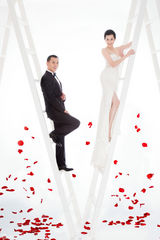 组图：黄海冰与甄锡好事将近 婚纱照甜蜜相拥