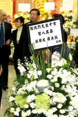 高清：已故艺人陈鸿烈设灵 蔡少芬佘诗曼素颜现身