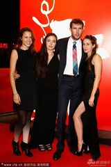 组图：女星红毯撩发露大腿 搔首弄姿热贴导演