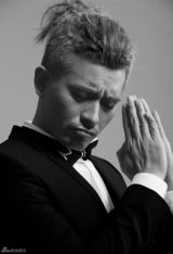 陈龙迎37岁生日 头顶小辫时尚大片