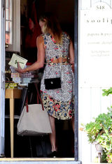 组图：凯特-波茨沃斯街拍LOOK 印花连衣裙清爽