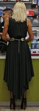 组图：希尔顿与男友形影不离 深V裙胸口无料