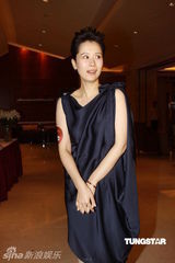 组图：海清瘦身成功空降武汉 为某品牌站台优雅捞金