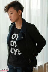 组图：何韵诗接受专访 称出柜曾告知容祖儿