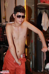 组图：亚洲先生闹市裸身宣传 热门选手大秀腹肌