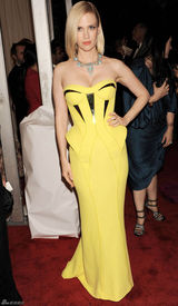 组图：詹纽瑞-琼斯盛装亮相 抹胸礼服勾勒身材