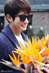 组图：韩星朴施厚抱玩偶街头卖萌开心似孩童