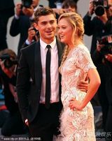 组图：《不顾一切》首映 埃夫隆帅气编剧美背抢镜