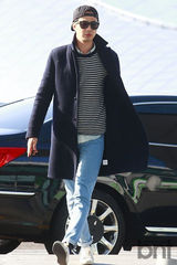 组图：赵寅成赴沪会粉丝 戴墨镜卖萌帅气不减