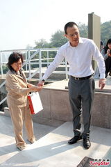 组图：李泽楷衬衫西裤现身拜祭祖先