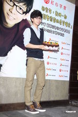 组图：22岁胡夏期待谈恋爱 献爱心助弱势儿童募款