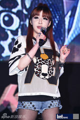 组图：韩女团2NE1出演节目《热情乐书》