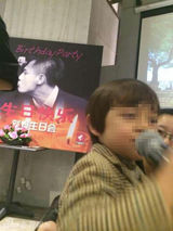 组图：刘烨生日发亲吻自己照 老婆子女齐献唱