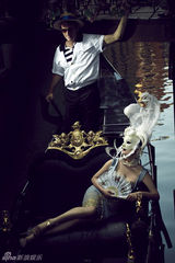 组图：袁莉奢华写真演绎电影《黑天鹅》