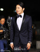 组图：韩星赵政锡亮相大钟红毯 略拘谨显萌态
