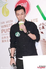 组图：周柏豪否认与何超云饭聚暗嘲陈山聪