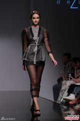 组图：霍启山绯闻女友性感走秀 拒谈郭晶晶怀孕