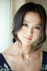 组图：汤唯紫绿格纹连衣裙妩媚 搭配黑色高跟鞋