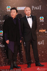 组图：黄渤混搭服装现身 发型显嬉皮风