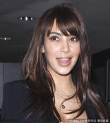 组图：金-卡戴珊亮相 透视装配新发型性感清纯