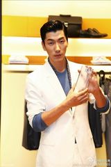 组图：张亮长脸自拍遭调侃马脸代言人