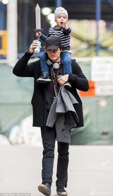 组图：奥兰多让萌子骑大马 小弗林舞剑变小勇士