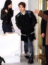 组图：韩团f(x)为品牌站台 宋茜优雅雪莉甜美