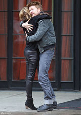 高清组图：艾玛-罗伯兹现身纽约 和男友人亲密