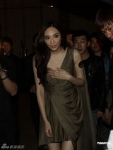 组图：吴佩慈透露做伴娘穿着保守 不抢新娘大S风采