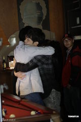 组图：范植伟跨刀助阵胡灵新歌MV 上演男男恋