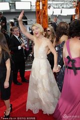 组图：美剧《国土》主创集体亮相艾美红毯