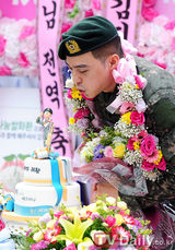 组图：韩星金智勋今日退伍曾演《人鱼公主》