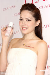 组图：许玮宁低胸连衣裙亮相 称相信阮经天说词