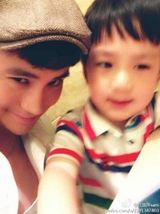组图：最帅潮爸萌娃走红 潮萌不输林志颖父子